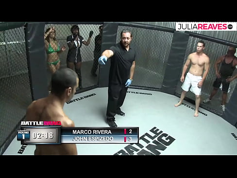 ❤️ Ultimate Fighter ቀለበቱ ውስጥ ከተጣላ በኋላ አንዲት ቁጥር ሴትን ትበዳለች። ❤  በእኛ ❌️
